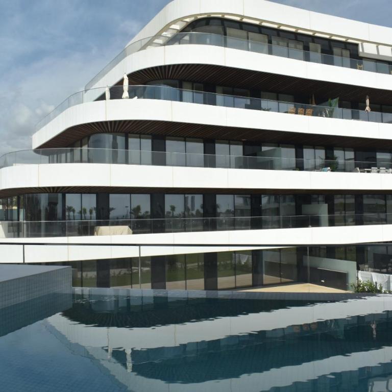 Luxury complex beachfront apartment, infinity pool, sauna, gym and large terrace - Apartamento Deluxe de 2 dormitorios con balcón - 11