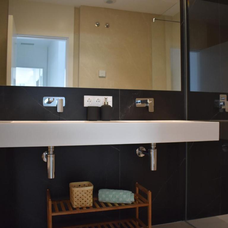 Luxury complex beachfront apartment, infinity pool, sauna, gym and large terrace - Apartamento Deluxe de 2 dormitorios con balcón - 18