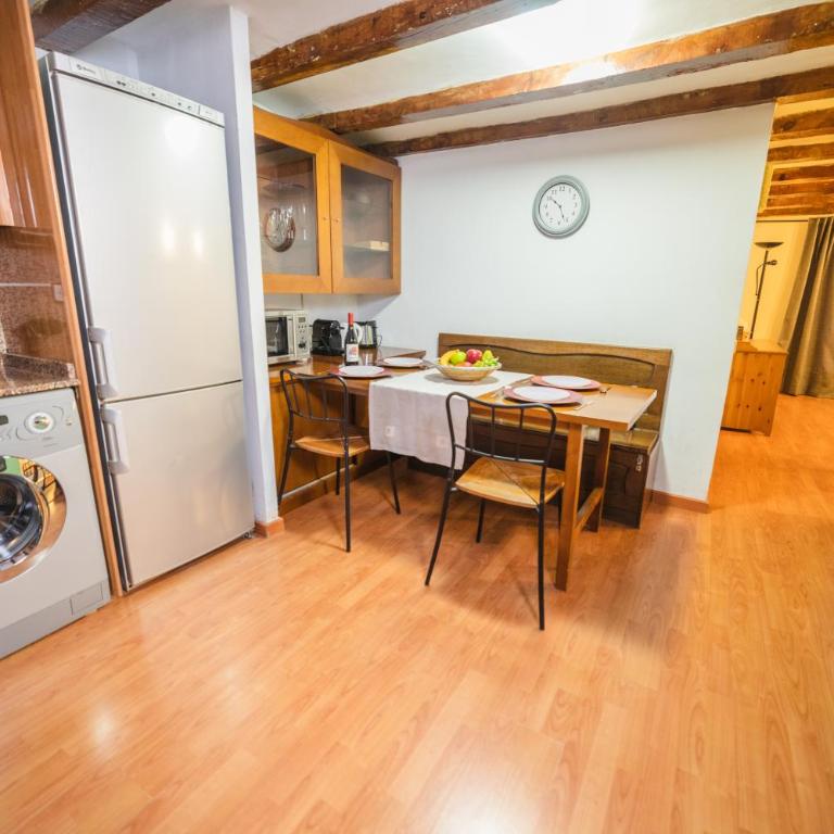 Rustic Poble Sec Apartment - Two-Bedroom Apartment - 3