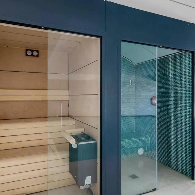 Luxury complex beachfront apartment, infinity pool, sauna, gym and large terrace - Apartamento Deluxe de 2 dormitorios con balcón - 24