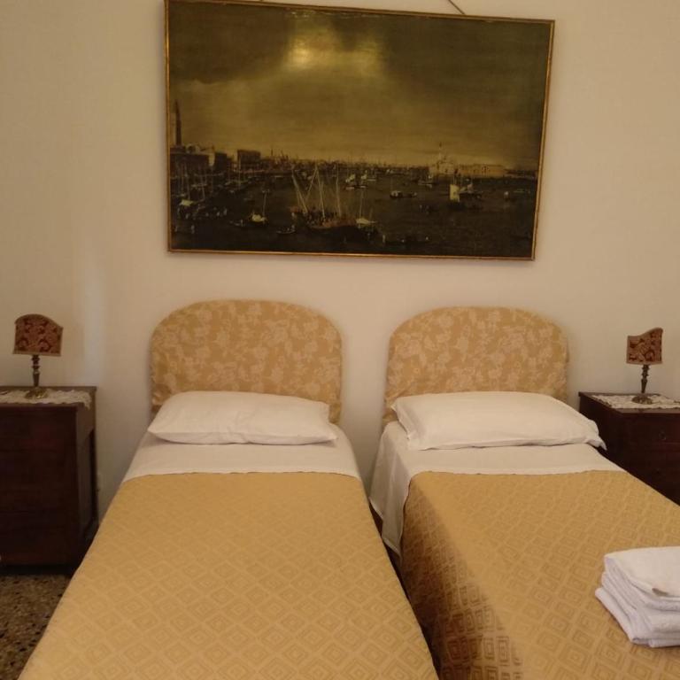 Casa Gialla - Camera Matrimoniale o Doppia con Letti Singoli con Bagno in Comune - 3