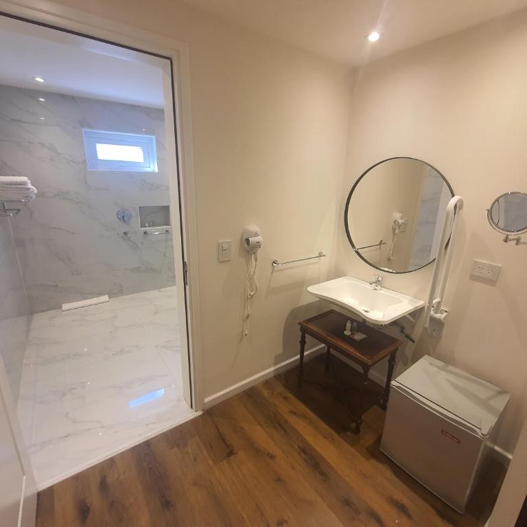StradivariuS Hotel Boutique - Habitación con 2 camas grandes - Adaptada para personas con discapacidad - 4