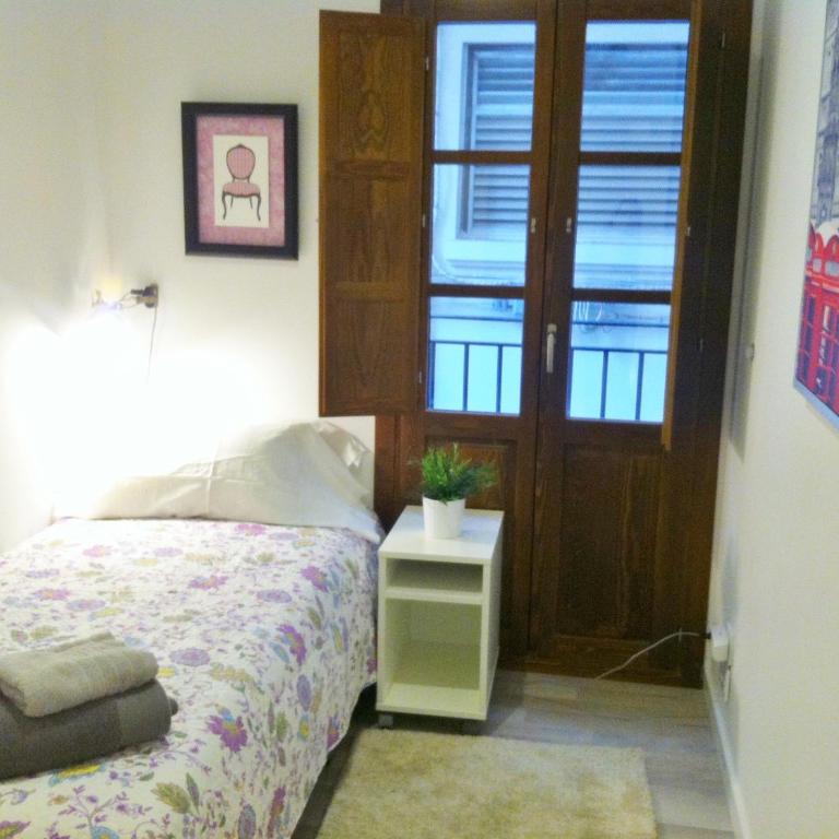 Superb Central Market Apt - Two-Bedroom Apartment with Balcony - 14