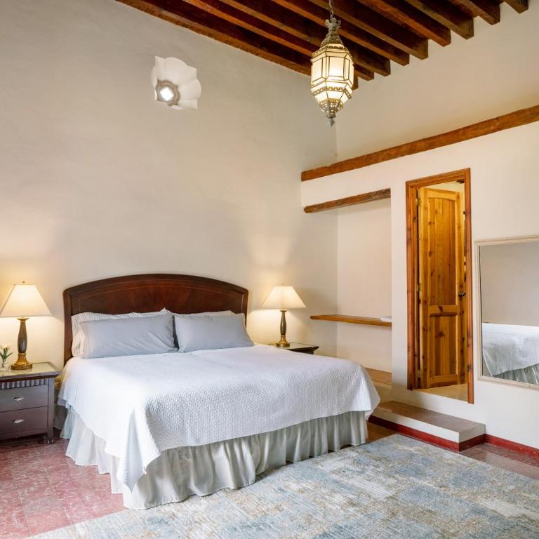 La Casa Veintidós - King Room with Balcony - 6