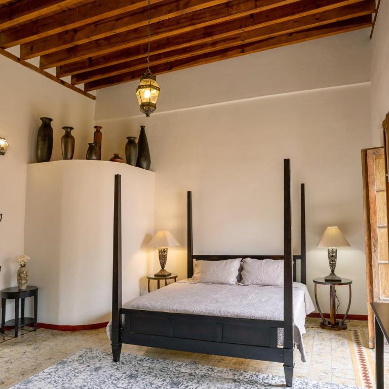 La Casa Veintidós - King Room with Balcony - 8