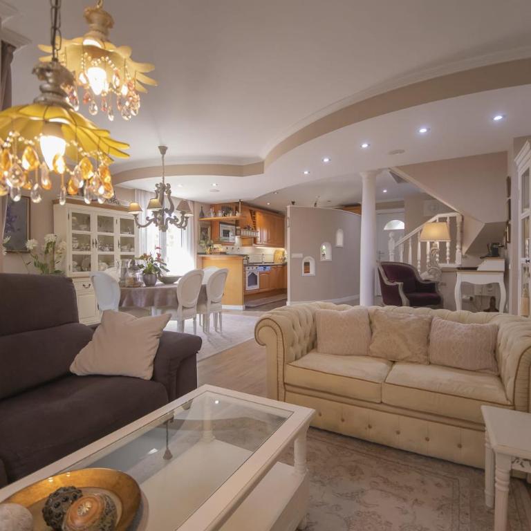 Casa adosada con piscina comunitaria Solo familias no grupos de jovenes - Casa de 5 dormitorios - 10