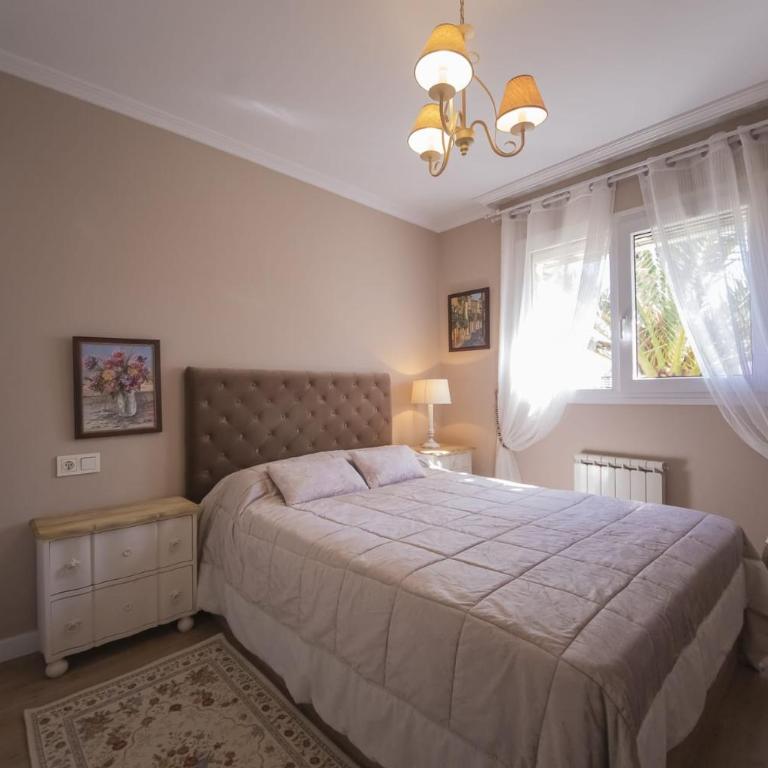 Casa adosada con piscina comunitaria Solo familias no grupos de jovenes - Casa de 5 dormitorios - 27