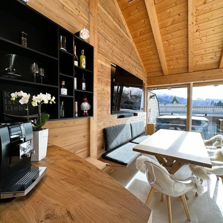 Maisonette-Apartment Das Garmisch mit Whirlpool - Three-Bedroom Apartment - 1