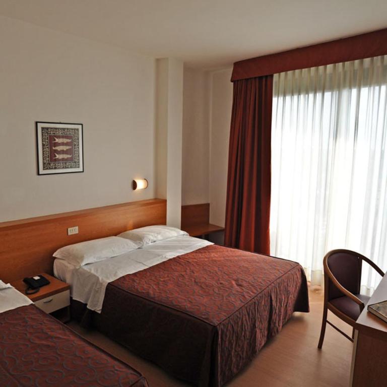 Hotel Fenix - Camera Tripla con Vista Mare Parziale - 2