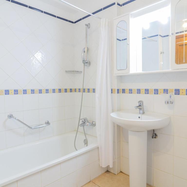 Club Tenerife Apartments - One-Bedroom Sunny Large Apartment with Pool View - 25