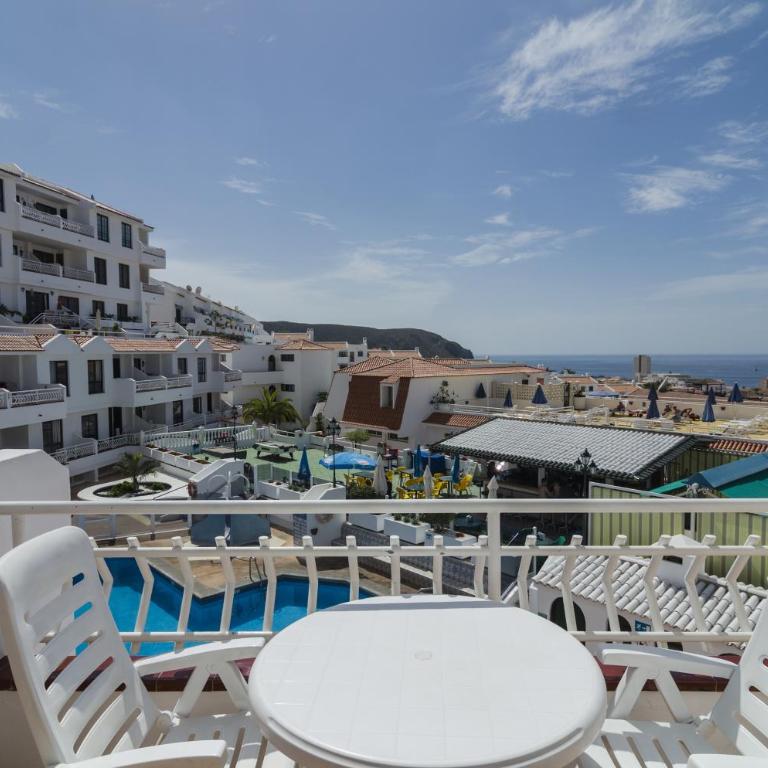 Club Tenerife Apartments - One-Bedroom Sunny Large Apartment with Pool View - 16