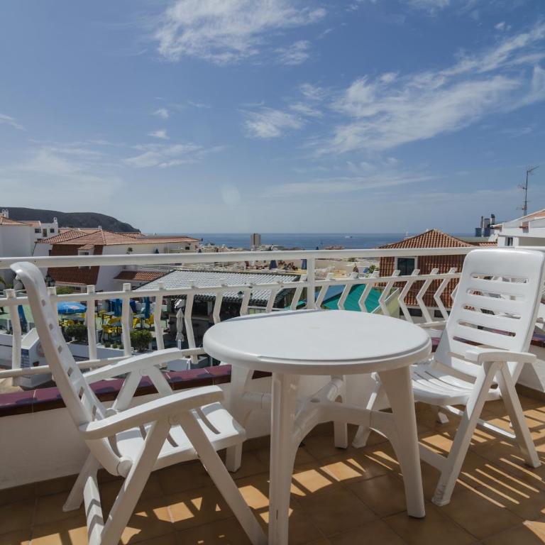 Club Tenerife Apartments - One-Bedroom Sunny Large Apartment with Pool View - 14