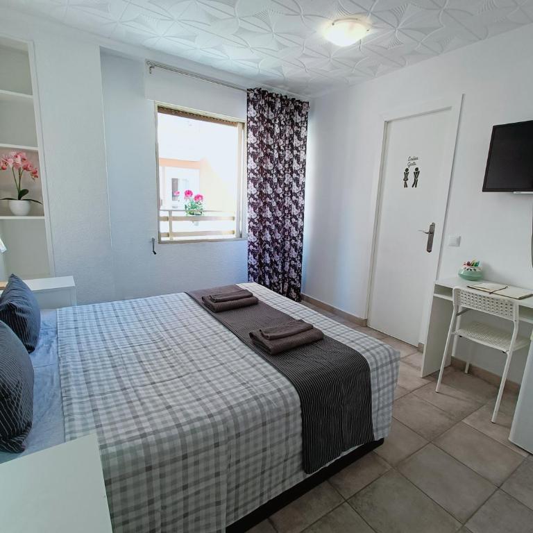 Gloria Host House - Double Room with Private Bathroom - 4