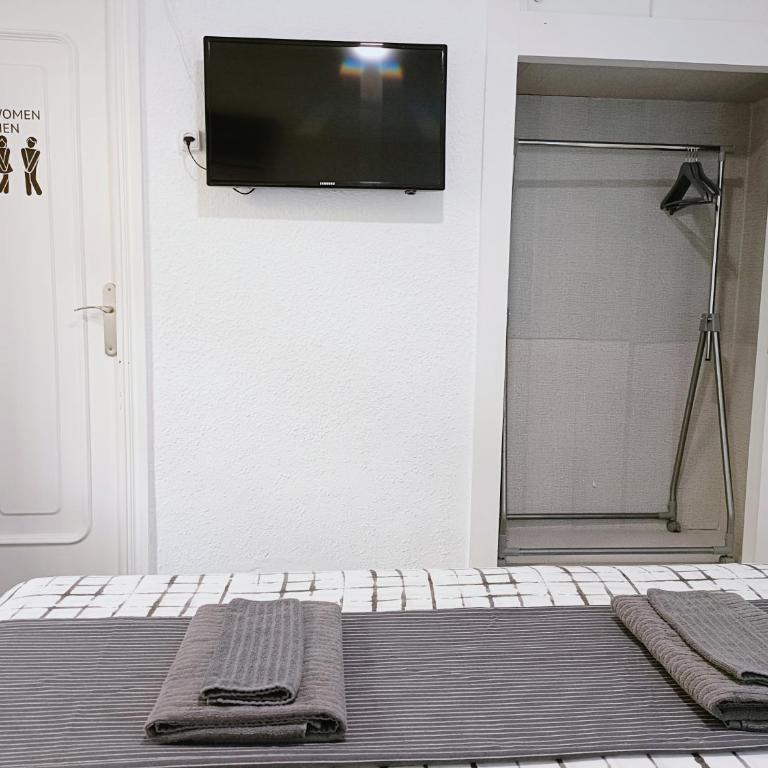 Gloria Host House - Double Room with Private Bathroom and Balcony - 3