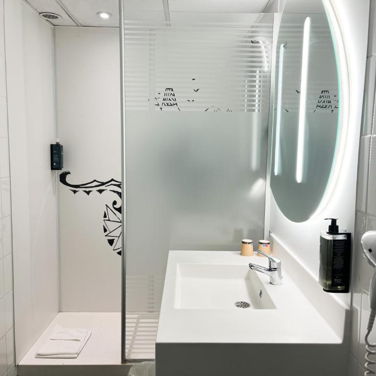 ibis budget Marseille Vieux Port - Chambre Triple avec 1 Lit Double et 1 Lit Simple Pliant - 9