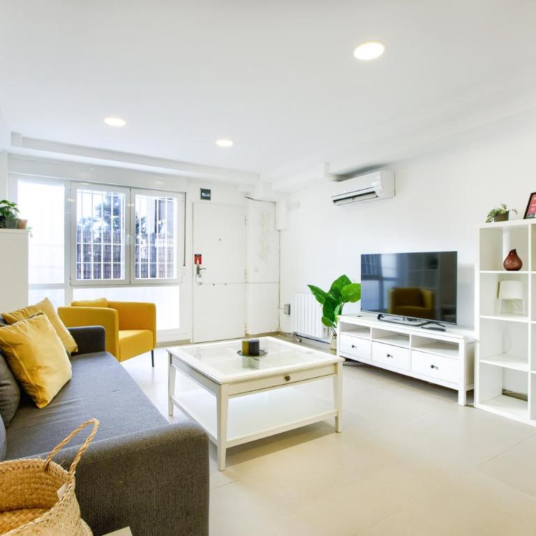 Charming Madrid La Elipa - 3 dormitorios - Three-Bedroom Apartment - 2