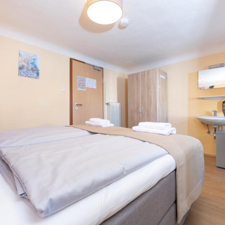 Gasthaus Hinterbrühl - Doppelzimmer mit Gemeinschaftsbad - 11