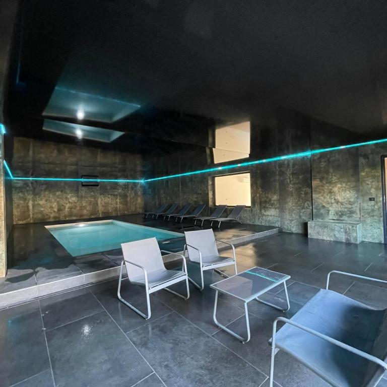 Villa 400m2 piscine intérieure très calme - Villa - 26