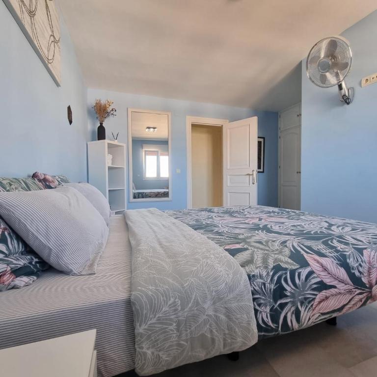 Penthouse with private pool, hot tub jacuzzi with sea views and chill-out zone, close to the sea - Three-Bedroom Apartment - 25