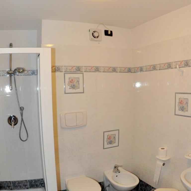 Verda Val - Camera Matrimoniale con Bagno Privato Esterno - Dependance - 3