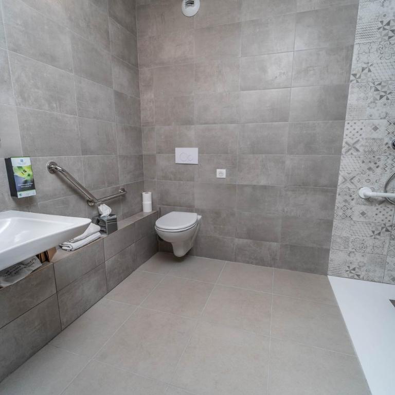 Sure Hotel by Best Western Sarlat-la-Canéda - Chambre Standard avec 1 Lit Double et 1 Lit Simple - 4