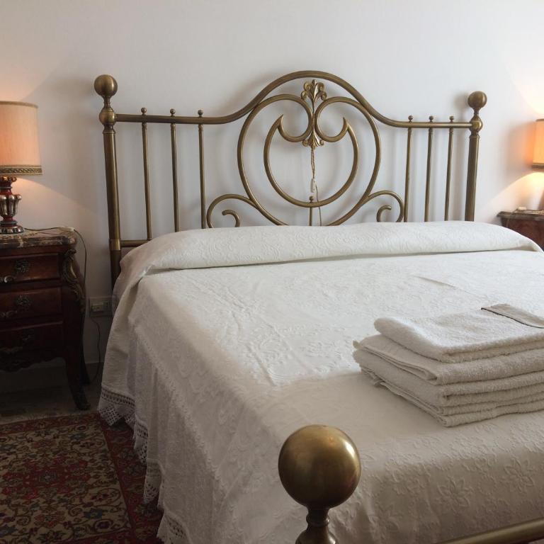 B&B Pergolesi - Queen Room with Shared Bathroom - 7