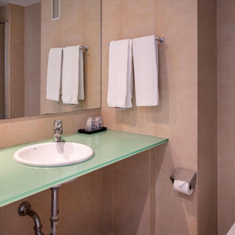 Medplaya Hotel Calypso - Habitación Familiar con terraza (2 adultos + 2 niños) - 1