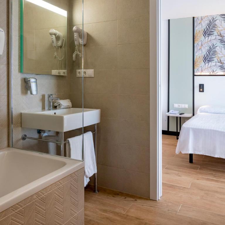 Medplaya Hotel Calypso - Habitación Familiar Superior (2 adultos + 2 niños) - 5