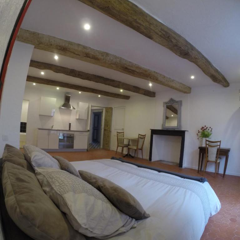 Maison Carles BnB - Suite Lit King-Size - Vue sur Rue - 4