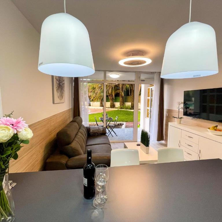 Pool View Holiday Home - One-Bedroom House - 33