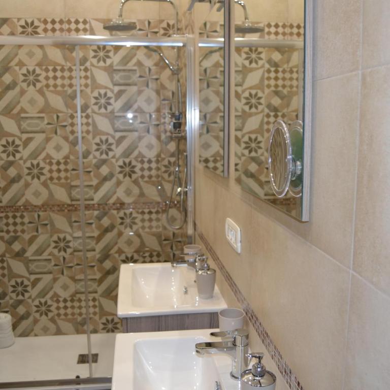 Karina's Rooms - Deluxe King Room - 23