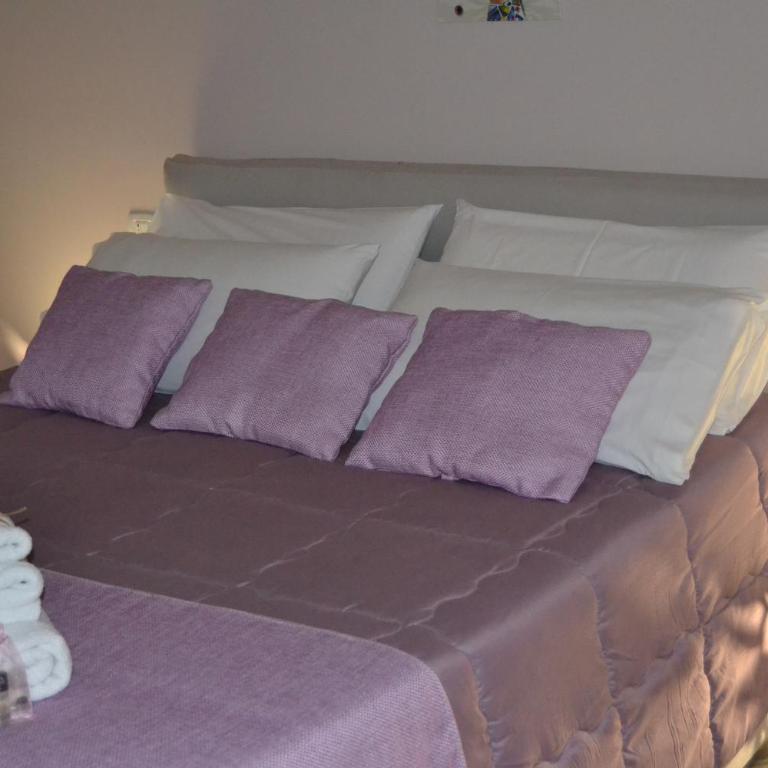 Karina's Rooms - Deluxe King Room - 27