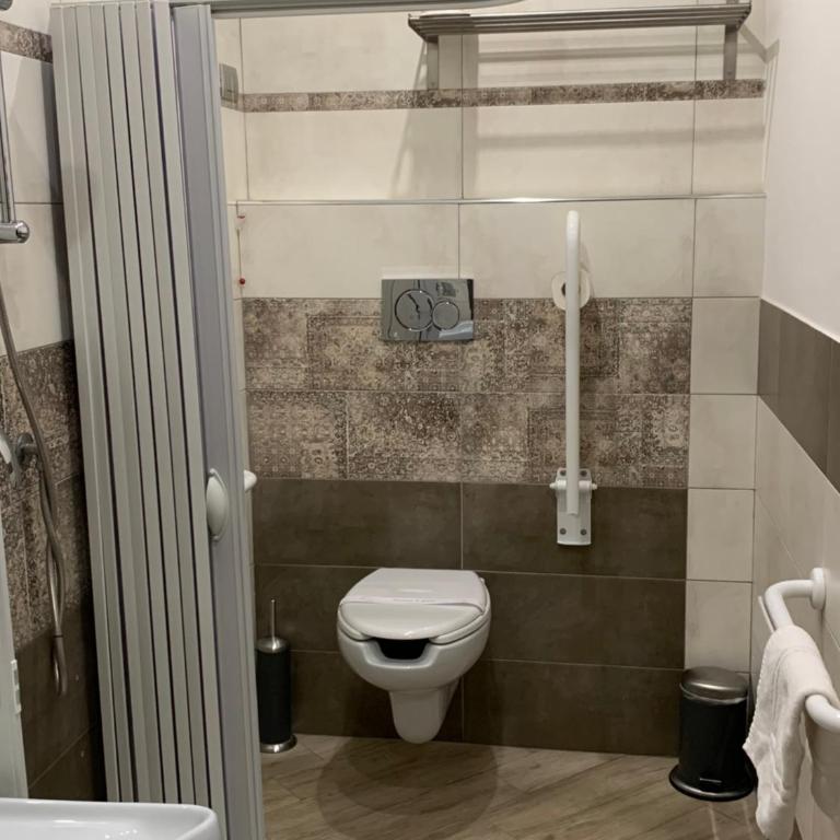 Guesthouse Ughetti 21 - Double Room with Balcony - 11