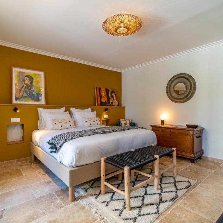 MARCELLE EN CAMARGUE - intra muros - piscine et jardin - petit déjeuner compris - Chambre Lit King-Size - 5