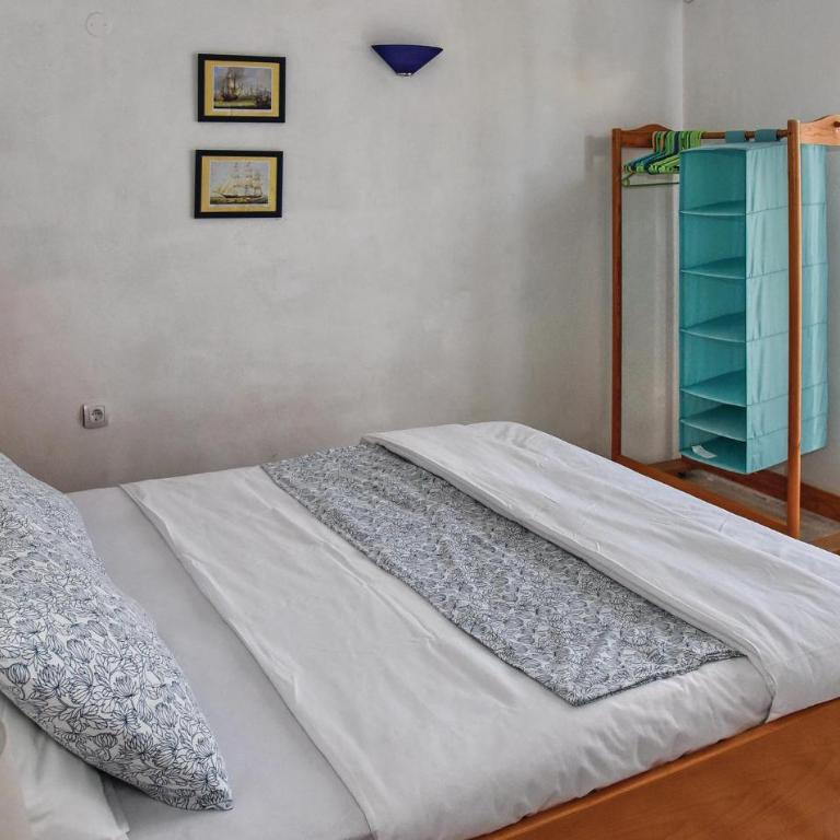 3 Bedroom Awesome Home In Dobrota - Three-Bedroom Vacation Home - 12
