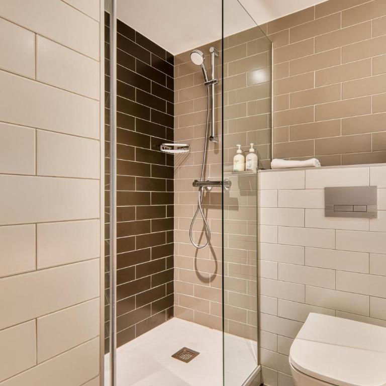 Holiday Inn Express - Madrid - Airport by IHG - Standard Queen Room - Free Breakfast - 16