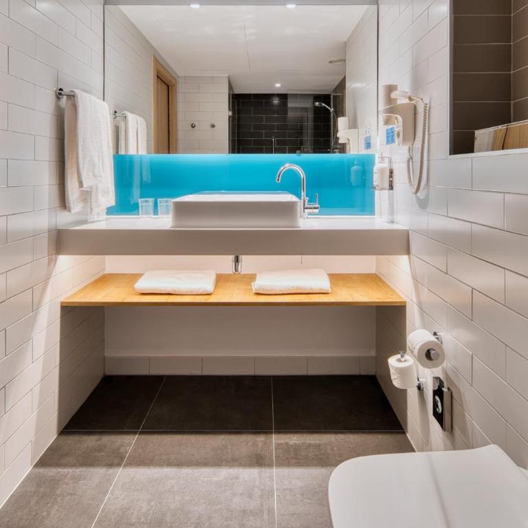 Holiday Inn Express - Madrid - Airport by IHG - Standard Queen Room - Free Breakfast - 14