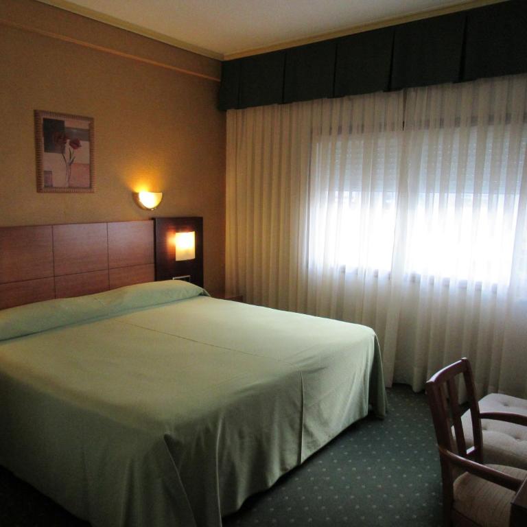 Hotel Virgen del Camino Pontevedra - Habitación con cama extragrande. - 2