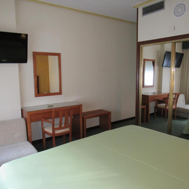 Hotel Virgen del Camino Pontevedra - Habitación con cama extragrande. - 3