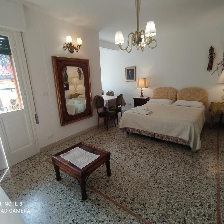 Casa Gialla - Camera Matrimoniale o Doppia con Letti Singoli con Balcone e Bagno in Comune - 6