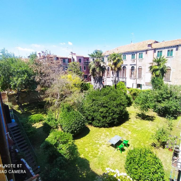 Casa Gialla - Camera Matrimoniale o Doppia con Letti Singoli con Balcone e Bagno in Comune - 4