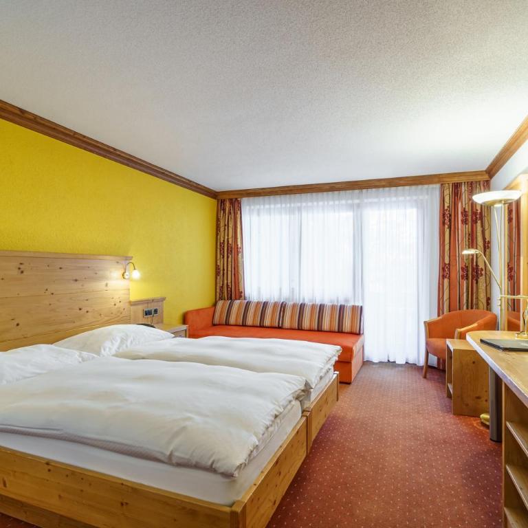 Hotel Alpenroyal - Deluxe Doppelzimmer mit Blick auf das Matterhorn und Balkon oder Terrasse im Erdgeschoss - 4