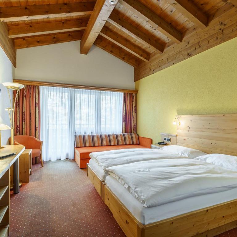 Hotel Alpenroyal - Deluxe Doppelzimmer mit Blick auf das Matterhorn und Balkon oder Terrasse im Erdgeschoss - 2