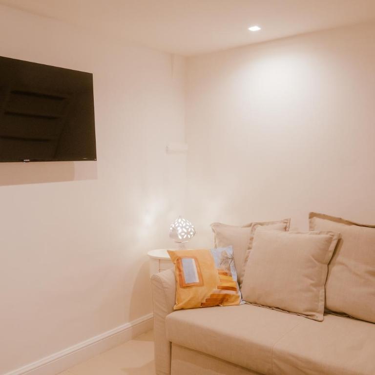 San Gaetano Luxury Home - Family Room with Balcony - 11