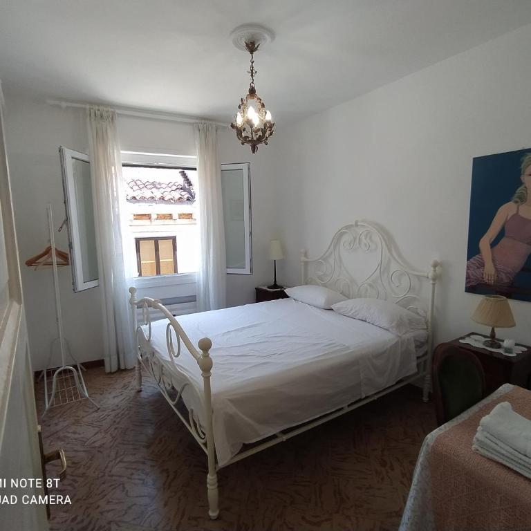 Casa Gialla - Camera Matrimoniale Standard con Bagno in Comune - 7