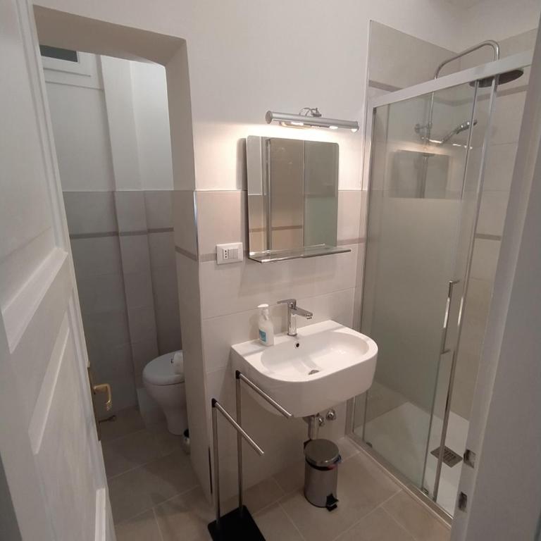 Casa Gialla - Camera Matrimoniale o Doppia con Letti Singoli con Balcone e Bagno in Comune - 9