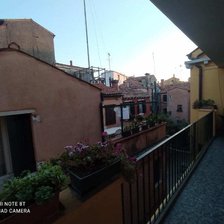 Casa Gialla - Camera Matrimoniale o Doppia con Letti Singoli con Balcone e Bagno in Comune - 10