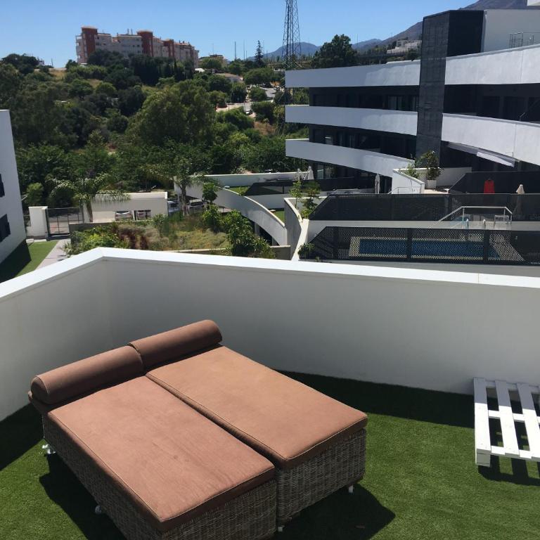 central bright apartment, community pool and own private pool on splendid terrace, garage, beach 900m, mountains 200m - Apartamento de 2 dormitorios - 5