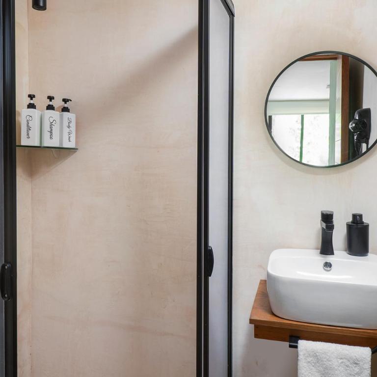 Rodina - Hotel Boutique - Double Room with Balcony - 11
