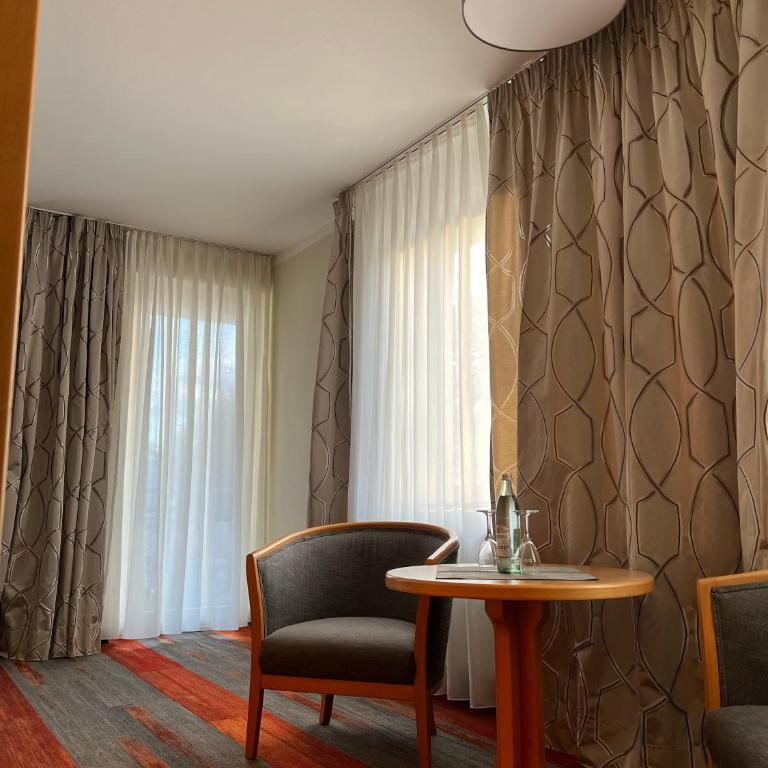 Hotel Prinz - Zimmer mit Kingsize-Bett - 8